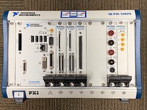 Système PXI de National Instruments avec deux matrices FPGA, un module d’acquisition d’images, un multimètre numérique et un générateur de formes d’onde arbitraires
