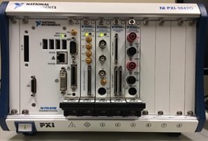 Système PXI de National Instruments avec matrice FPGA, générateur de formes d’onde arbitraires, oscilloscope et multimètre numérique