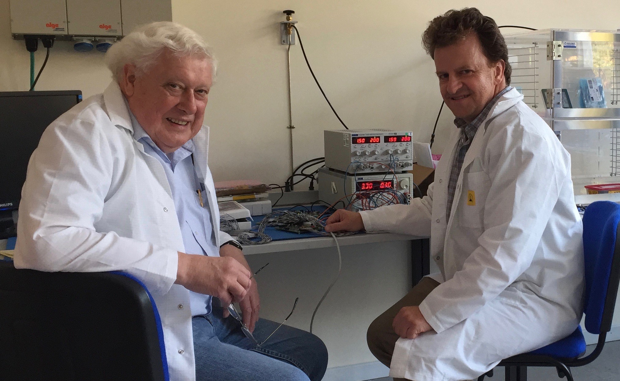 Photo of U of T researchers Dr. Richard Teuscher and Dr. Robert Orr in a lab